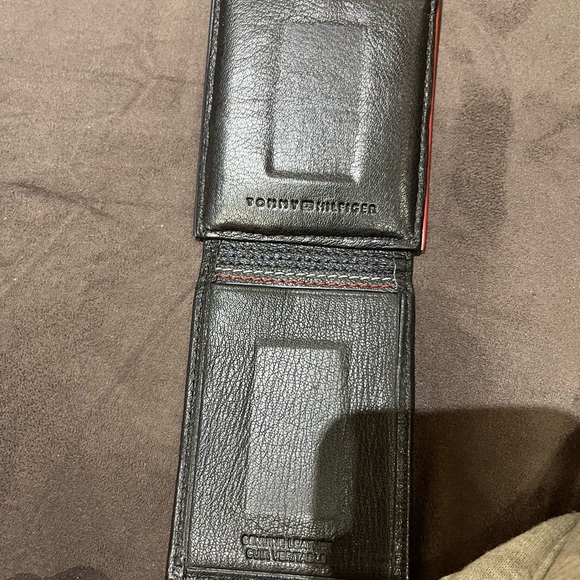 Tommy hilfiger Purse for males. Never used. Got as a gift. - Picture 4 of 5